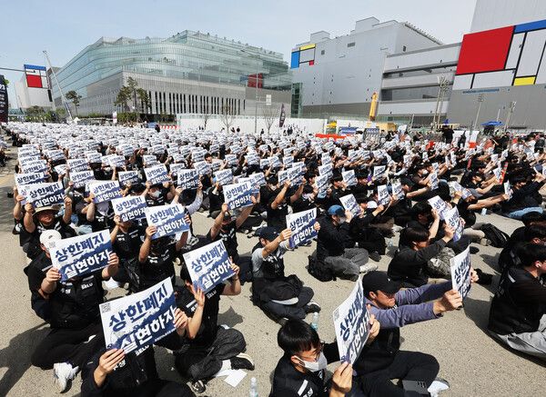 &nbsp;23일 경기도 평택시&nbsp;삼성전자 평택캠퍼스 앞에서 열린&nbsp;삼성전자 노동조합 공동투쟁본부의 '투명하게 바꾸고, 상한폐지 실현하자-4/23 투쟁 결의대회'에서 조합원들이 구호를 외치고 있다. [사진=연합뉴스]