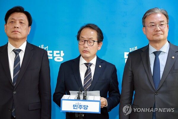 더불어민주당 강준현 수석대변인이 23일 국회에서 전략공천관리위원회 회의 결과를 발표하고 있다. 강 대변인은 6·3 지방선거와 함께 치르는 국회의원 보궐선거에서 인천 계양을에 김남준 전 청와대 대변인, 연수갑에 송영길 전 민주당 대표를 전략공천 한다고 밝혔다. 2026.4.23