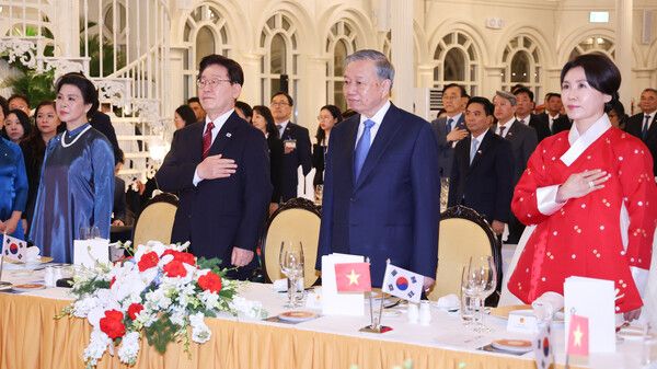 이재명 대통령과 김혜경 여사가 22일(현지시간) 베트남 하노이 영빈관에서 열린 또 럼 베트남 공산당 서기장 겸 국가주석 주최 국빈만찬에서 국민의례를 하고 있다. 왼쪽부터 응오 프엉 리 여사, 이재명 대통령, 또 럼 서기장, 김혜경 여사. [사진=연합뉴스]