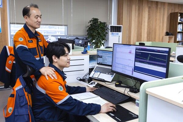 포항제철소 직원이 예지정비 모니터링 시스템을 통해 설비를 관찰하고 있다. / 사진=포스코