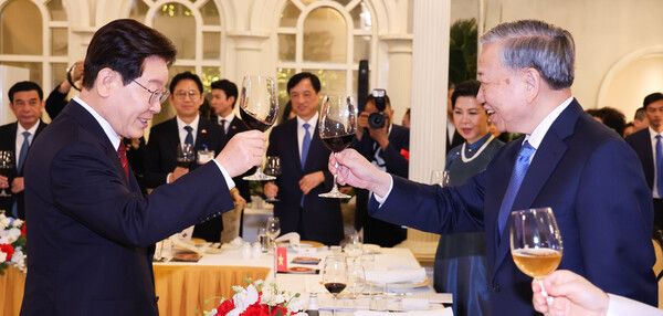 이재명 대통령과 또 럼 베트남 공산당 서기장 겸 국가주석이 22일(현지시간) 베트남 하노이 영빈관에서 열린 국빈 방문 환영&nbsp;만찬에서 건배하고 있다. [사진=연합뉴스]