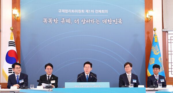 &nbsp;이재명 대통령이 15일 청와대에서 열린 규제합리화위원회 제1차 전체회의에서 발언하고 있다.&nbsp;왼쪽부터&nbsp;박용진&nbsp;부위원장, 김민석 국무총리, 이 대통령, 남궁범 부위원장, 이병태 부위원장. [사진=연합뉴스]
