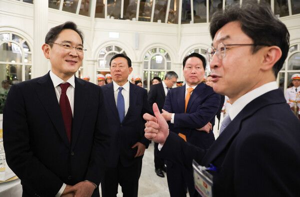 이억원 금융위원장(오른쪽)이 22일(현지시간) 베트남 하노이 영빈관에서 열린 이재명 대통령 환영 국빈만찬에서 이재용 삼성전자 회장(왼쪽부터), 신동빈 롯데그룹 회장, 최태원 SK그룹 회장과 대화하고 있다. [사진=연합뉴스]