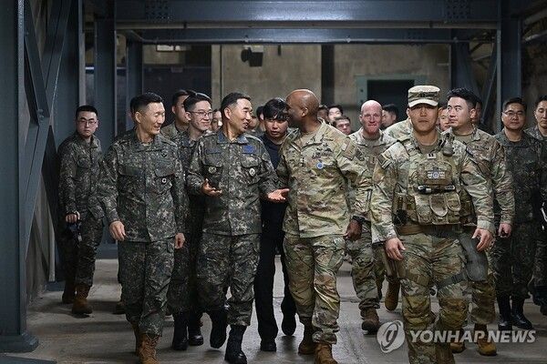 진영승 합참의장과 브런슨 연합사령관이 작전상황실로 이동하고 있다 [사진=연합뉴스]