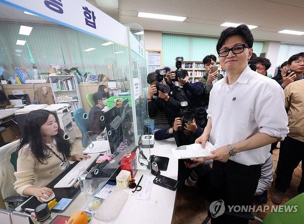 한동훈 전 국민의힘 대표가 14일 오후 부산 북구 만덕2동 행정복지센터를 찾아 전입신고를 하고 있다.[사진=연합뉴스]