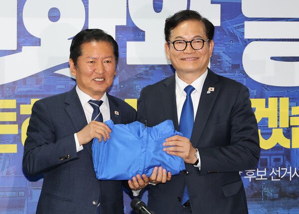 더불어민주당 정청래 대표가 24일 인천 연수구 정지열 인천 연수구청장 후보 선거사무소에서 열린 최고위원회의에서&nbsp;송영길&nbsp;연수갑 보궐선거 후보에게 당 점퍼를 전달하고 있다. [사진=연합뉴스]