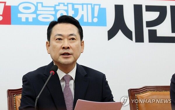 국민의힘 장동혁 대표가 24일 국회에서 브리핑을 열고 정보 누설 논란이 제기된 정동영 통일부 장관에 대한 해임 건의안과 현안 관련 질의에 답하고 있다.[사진=연합뉴스]