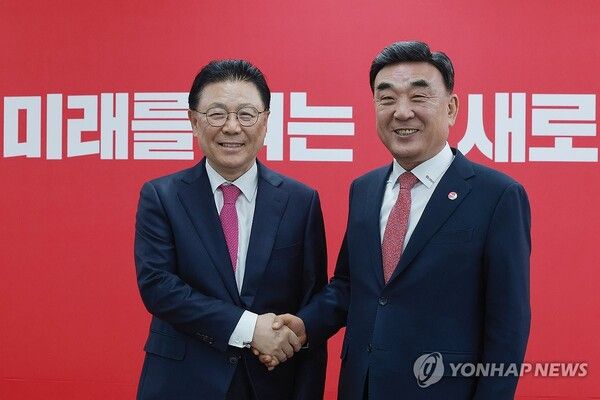 6·3 지방선거 울산시장에 도전하는 김두겸 울산시장(오른쪽)과 박맹우 전 울산시장이 12일 서울 영등포구 여의도 국민의힘 중앙당사에서 열린 광역단체장 후보 면접에 앞서 기념 촬영하고 있다.[사진=연합뉴스]