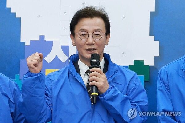 더불어민주당 전재수 부산시장 후보가 23일 국회에서 열린 민주당 광역단체장 후보 연석회의에 참석해 선거 지역에 퍼즐을 붙이는 퍼포먼스를 한 뒤 각오를 말하고 있다.[사진=연합뉴스]