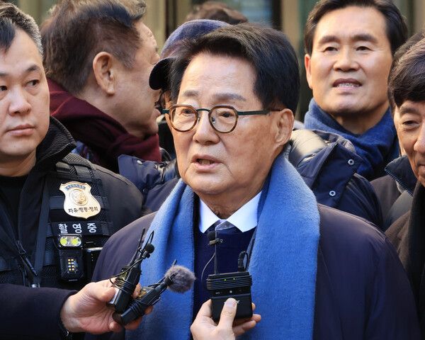 박지원 더불어민주당 의원은 24일 라디오에서 경기도 지역 재보궐선거 출마를 희망하는 김용 전 민주연구원 부원장에 대해 