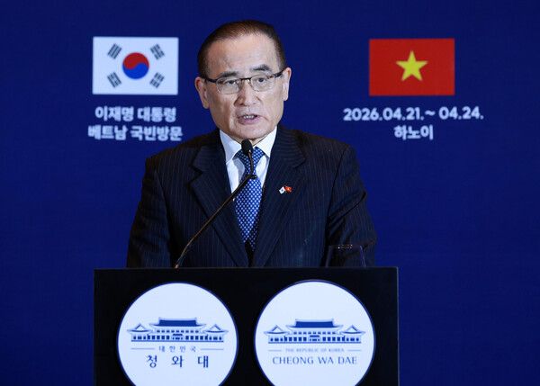 위성락&nbsp;국가안보실장이 23일 베트남 하노이 한 호텔의 한국프레스센터에서 이재명 대통령의 국빈방문에 관한 브리핑을 하고 있다. [사진=연합뉴스]