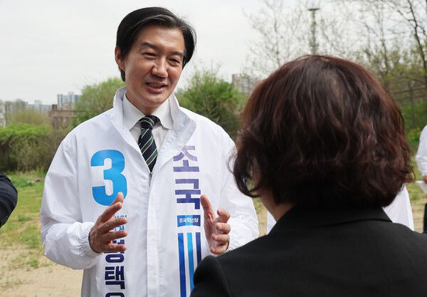 &nbsp;조국혁신당&nbsp;조국&nbsp;대표가 20일 경기도 평택시 고덕면 KTX 경기남부역사 예정 부지 앞에서 열린 현장 최고위원회의에 앞서 시민과 대화하고 있다. [사진=연합뉴스]