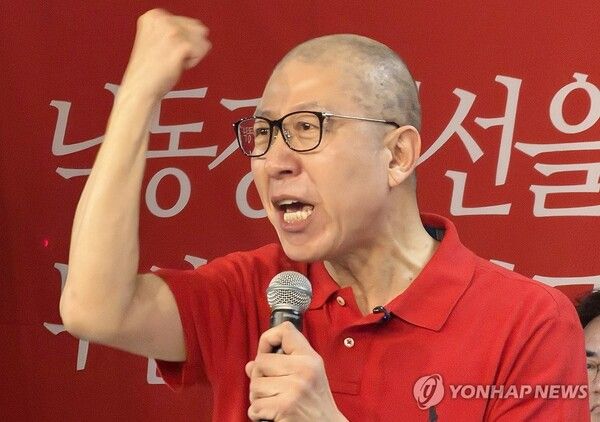 3선에 도전하는 박형준 부산시장이 28일 부산진구 부전동의 한 빌딩에 마련된 경선 사무소 개소식에서 출마 선언을 하며 어퍼컷 세리머니를 하고 있다.[사진=연합뉴스]