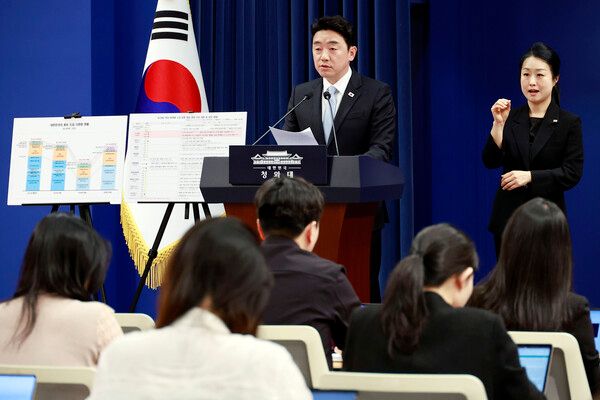 강훈식&nbsp;대통령비서실장이 24일 청와대 기자회견장에서 비상경제 상황 관련 브리핑을 하고 있다. [사진=연합뉴스]