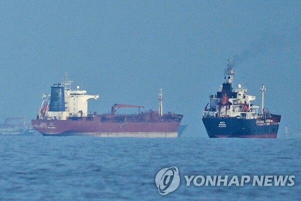 호르무즈 해협의 유조선과 화물선&nbsp;[사진=AP=연합뉴스]