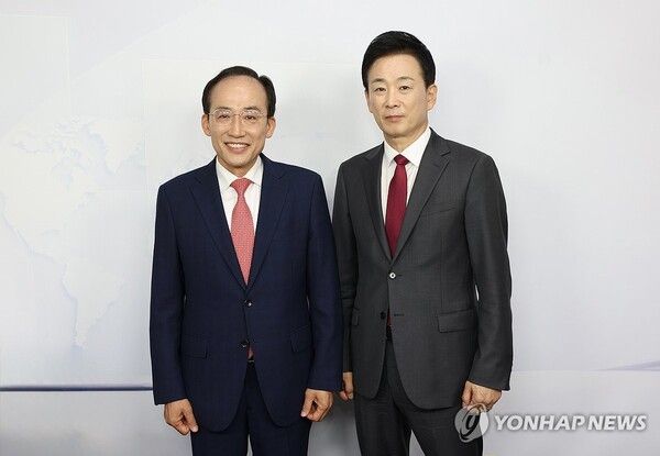 국민의힘 대구광역시장 경선 비전토론회에 참석한 추경호(左) 후보와 유영하 후보.[사진=연합뉴스]