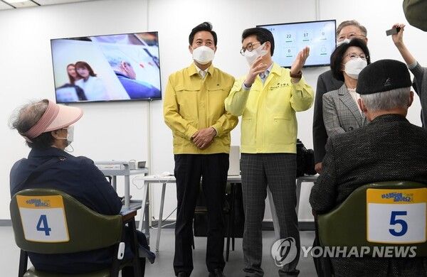 지난 2021년 4월. 오세훈 서울시장이 서울 성동구청에 마련된 서울시 1호 예방접종센터를 둘러보며 정원오 당시 성동구청장의 설명을 듣고 있다. 2021.4.8 [사진=연합뉴스]