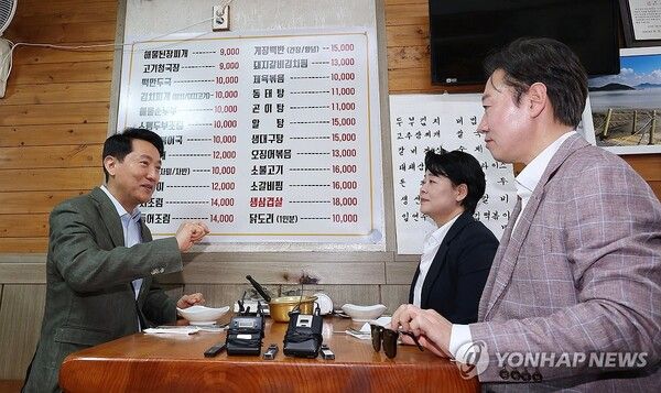 국민의힘 서울시장 후보인 오세훈 서울시장이 19일 서울 종로구 한 식당에서 서울시장 경선을 펼친 윤희숙 전 의원, 박수민 의원과 오찬을 하고 있다. 2026.4.19 [공동취재]