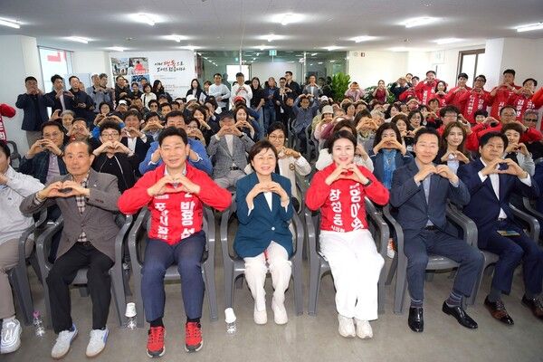 양아영 국민의힘 포항시의원 예비후보가 25일 선거사무소 개소식을 열고 본격적인 선거 행보에 나섰다. / 사진=양아영 포항시의원 예비후보 캠프