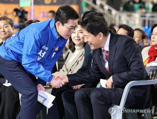 지난달 19일 서울 송파구 잠실학생체육관에서 열린 환경공무관 한마음 축제에서 오세훈 서울시장과 더불어민주당 서울시장 예비후보인 정원오 전 성동구청장이 악수하고 있다. 2026.3.19 [사진=연합뉴스]