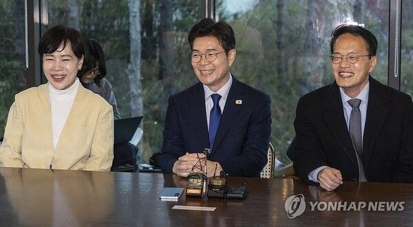 더불어민주당 6ㆍ3 지방선거 서울시장 후보로 확정된 정원오 후보(가운데)가 10일 오후 국회 내 강변서재에서 경선에서 경쟁했던 전현희(왼쪽), 박주민 의원과 만나 활짝 웃고 있다. 2026.4.10 [사진=연합뉴스]