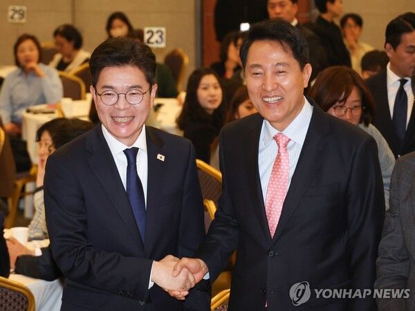 국민의힘 서울시장 후보인 오세훈 시장과 더불어민주당 정원오 서울시장 후보가 22일 용산구 백범김구기념관에서 열린 서울시사회복지사협회 창립 40주년 기념행사에서 만나 악수하고 있다. 2026.4.22 [사진=연합뉴스]