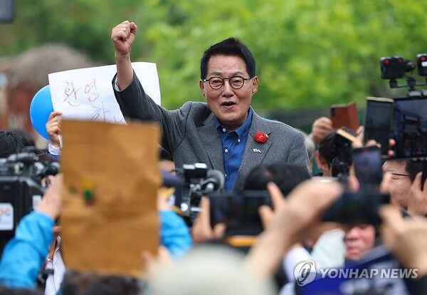 더불어민주당 박지원 공동선거대책위원장이 11일 전남 화순군 화순읍에서 열린 남도문화벨트 골목골목 경청투어에 참석해 이재명 대선 후보 지지 연설을 하고 있다. 2025.5.11 [사진=연합뉴스]