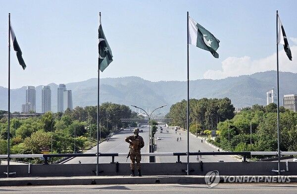 미국과 이란이 2차 종전 회담을 앞둔 지난 20일(현지시간) 오후 파키스탄 수도 이슬라마바드 주요 도로에 소총을 든 군인이 배치돼 있다.[사진=연합뉴스]