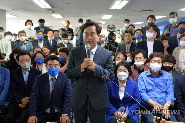 지난 2022년 지방선거 당시 더불어민주당 김동연 경기도지사 후보가 2일 오전 경기도 수원시 팔달구 선거사무소에서 당선이 확실시되자 보도진 앞에서 소감을 밝히고 있다. 2022.6.2 [경기사진공동취재단]