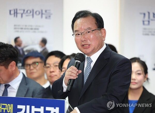 26일 오후 대구 달서구 두류역 인근에 마련된 더불어민주당 김부겸 대구시장 예비후보의 희망캠프 선거사무소 개소식에서 김 예비후보가 발언하고 있다.[사진=연합뉴스]