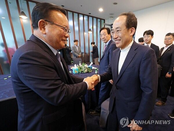 장애인의 날인 20일 오후 대구 북구 엑스코에서 열린 46회 장애인의날 대구시 기념식에서 추경호 국민의힘 대구시장 예비경선 후보와(오른쪽) 김부겸 더불어민주당 대구시장 예비후보가 악수하고 있다. [사진=연합뉴스]