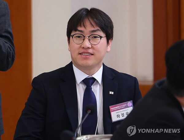 하정우 AI미래기획수석이 9일 청와대에서 열린 국민경제자문회의 제1차 전체 회의에 참석해 있다.[사진=연합뉴스]