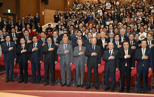 홍익표&nbsp;청와대 정무수석과 정동영 통일부 장관, 더불어민주당 정청래 대표, 우원식 국회의장, 문재인 전 대통령 내외 및 참석자들이 27일 서울 여의도 국회 의원회관에서 열린 에서 국기에 경례하고 있다. [사진=연합뉴스]