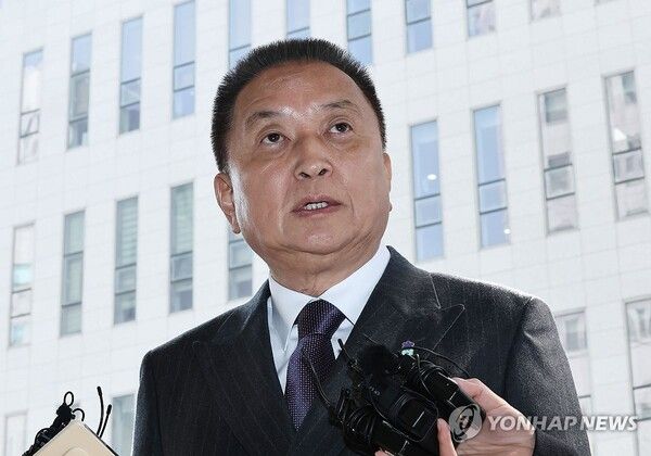 김영환 충북도지사가 23일 서울 양천구 서울남부지방법원에서 자신을 6·3 지방선거 공천에서 배제(컷오프)한 국민의힘 공천관리위원회 결정 효력을 정지해 달라며 낸 가처분 신청 심문에 출석하기 위해 법정으로 향하며, 취재진 질문에 답하고 있다.[사진=연합뉴스]