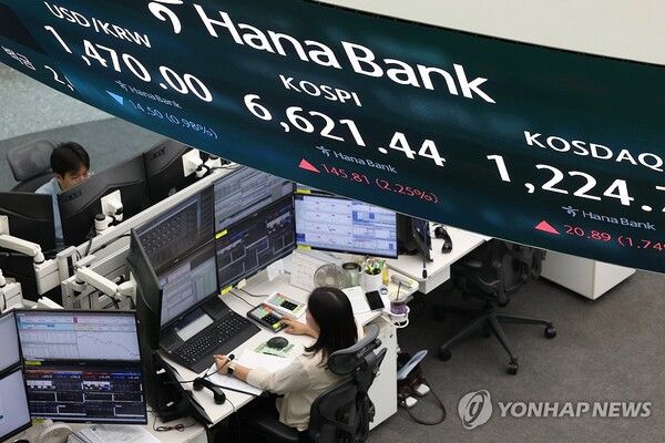 코스피가 사상 처음으로 6,600선을 돌파했다.&nbsp;이날 코스피는 전 거래일 대비 139.40포인트(2.15%) 오른 6,615.03으로 장을 마감했다.&nbsp;지수는 전 거래일보다 57.97포인트(0.90%) 오른 6,533.60으로 출발한 이후 상승 폭을 키우며 6,600선을 넘어섰다. [사진=연합뉴스]