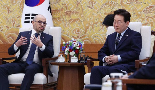 이재명&nbsp;대통령이 27일 청와대에서 데미스 허사비스 구글 딥마인드 최고경영자(CEO)를 접견하고 있다. [사진=연합뉴스]