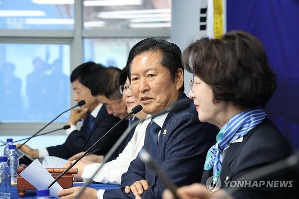 더불어민주당 정청래 대표가 27일 경기도 안성시 김보라 안성시장 후보 선거사무소에서 추미애 경기도 지사 후보, 김 안성시장 후보가 참석한 가운데 열린 최고위원회의에서 발언하고 있다. 2026.4.27 [사진=연합뉴스]