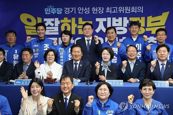 더불어민주당 정청래 대표가 27일 경기도 안성시 김보라 안성시장 후보 선거사무소에서 열린 최고위원회의에서 안성지역 후보들과 기념 촬영하고 있다. 2026.4.27 [사진=연합뉴스]