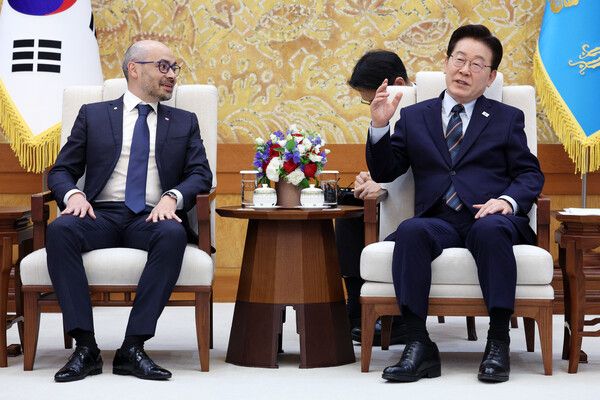 이재명&nbsp;대통령이 27일 청와대에서 데미스 허사비스 구글 딥마인드 최고경영자(CEO)를 접견하고 있다. [사진=연합뉴스]