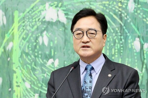 우원식 국회의장이 27일 국회 접견실에서 기자회견을 열고 다음 달 7일 국회 본회의 상정을 앞둔 헌법 개정안에 관해 설명하고 있다. 2026.4.27 [사진=연합뉴스]