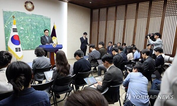 우원식 국회의장이 27일 국회 접견실에서 기자회견을 열고 다음 달 7일 국회 본회의 상정을 앞둔 헌법 개정안에 관해 설명하고 있다. 2026.4.27 [사진=연합뉴스]