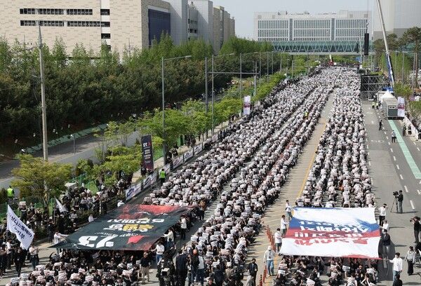 &nbsp;23일 경기도 평택시&nbsp;삼성전자 평택캠퍼스 앞에서 열린&nbsp;삼성전자 노동조합 공동투쟁본부의 '투명하게 바꾸고, 상한폐지 실현하자-4/23 투쟁 결의대회'에서 조합원들이 구호를 외치고 있다. [사진=연합뉴스]