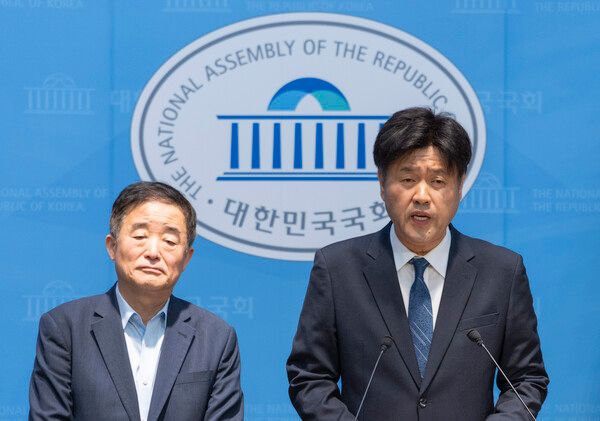 &nbsp;6·3 지방선거와 같이 치러질 국회의원 재ㆍ보궐 선거에 공천을 희망했다 좌절된 이재명 대통령 측근&nbsp;김용&nbsp;전 민주연구원 부원장이 28일 국회 소통관에서 기자회견을 하고 있다. 왼쪽은 강득구 민주당 최고위원. [사진=연합뉴스]