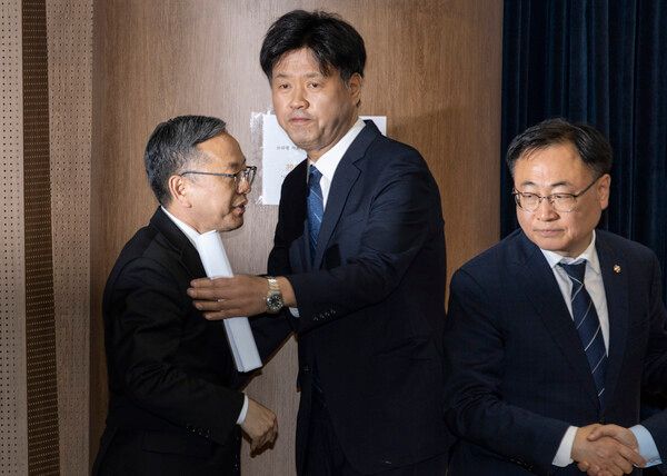 &nbsp;6·3 지방선거와 같이 치러질 국회의원 재ㆍ보궐 선거에 공천을 희망했다 좌절된 이재명 대통령 측근&nbsp;김용&nbsp;전 민주연구원 부원장이 28일 국회 소통관에서 기자회견을 마친 뒤 민주당 김문수 위원과 악수하고 있다. [사진=연합뉴스]