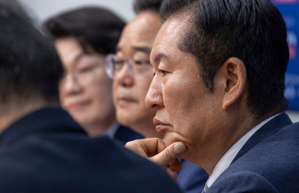 &nbsp;더불어민주당&nbsp;정청래&nbsp;대표가 28일 국회에서 열린 '착!붙 공약 프로젝트' 13호·14호·15호 공약 발표에 참석해 생각에 잠겨 있다. [사진=연합뉴스]