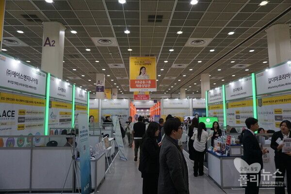 27일 서울 코엑스 A홀에서 열린 'KB굿잡 취업박람회'에서 구직자들이 기업 부스를 둘러보고 있다. [사진=권은주 기자]