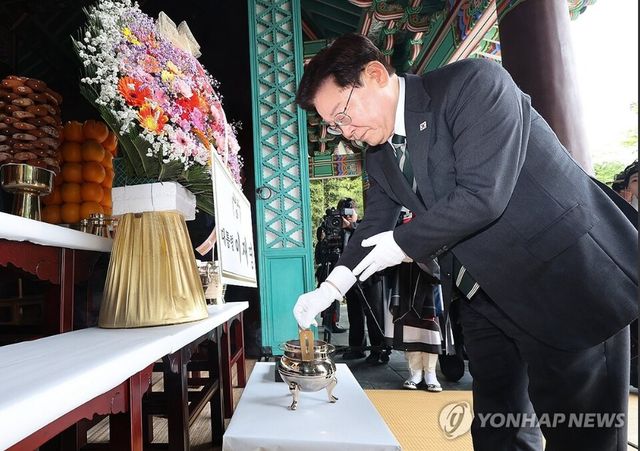 이재명 대통령이 28일 충남 아산 현충사에서 열린 충무공 이순신 탄신 제481주년 기념 다례행사에서 분향하고 있다. 2026.4.28 [청와대통신사진기자단]