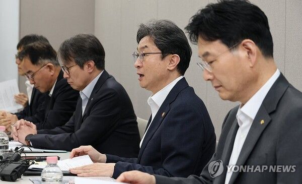 이억원&nbsp;금융위원회 위원장이 27일 서울 동작구 KB희망금융센터에서 열린 2026년&nbsp;포용적&nbsp;금융&nbsp;대전환&nbsp;제4차 회의에 참석해 발언하고 있다. [사진=연합뉴스]