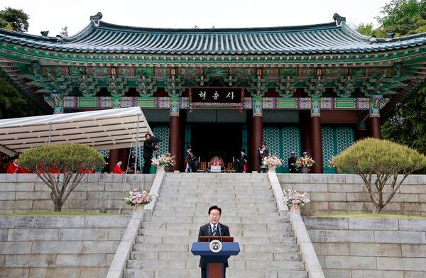 이재명&nbsp;대통령이 28일 충남 아산 현충사에서 열린 충무공 이순신 탄신 제481주년 기념 다례행사에 참석해 축사를 하고 있다. [사진=연합뉴스]