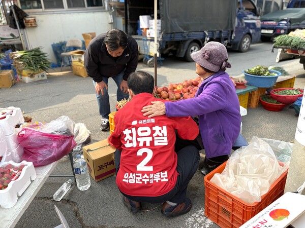 최유철&nbsp;국민의힘 의성군수 후보가 'AI 기반 농업 디지털 대전환과 지속가능한 농촌경제 구축' 공약을 발표했다.(시장 방문 사진) / 사진=최유철 의성군수 후보 캠프